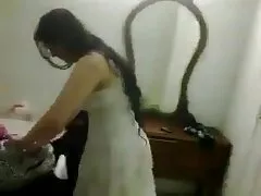 隣の部屋でコーチをいじり回す二人の巻き女性。 女 の ため の av