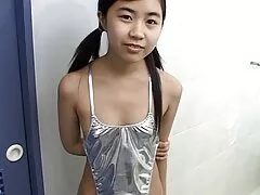 温泉は金髪の男性のアンカーに座っています 女性 向け の セックス 動画