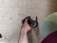 女の子は緊張によって面白がっています av 女の子 の ため